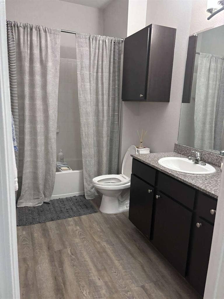 Apartment for relet at domain!!