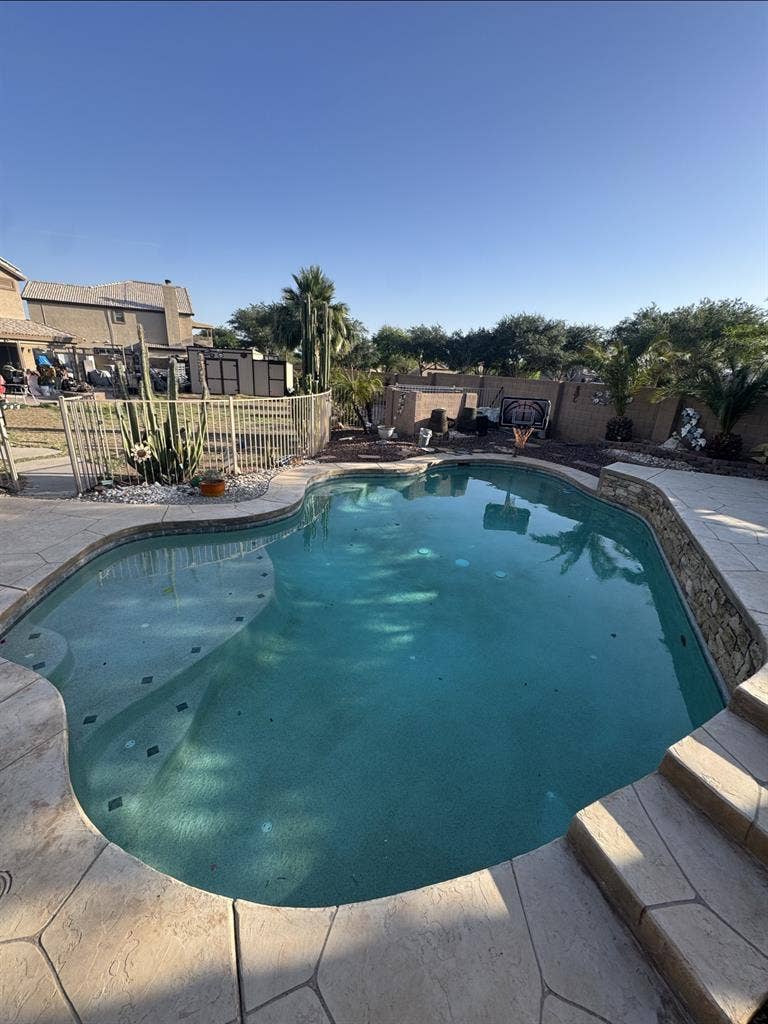 Room up for rent (Pool access)