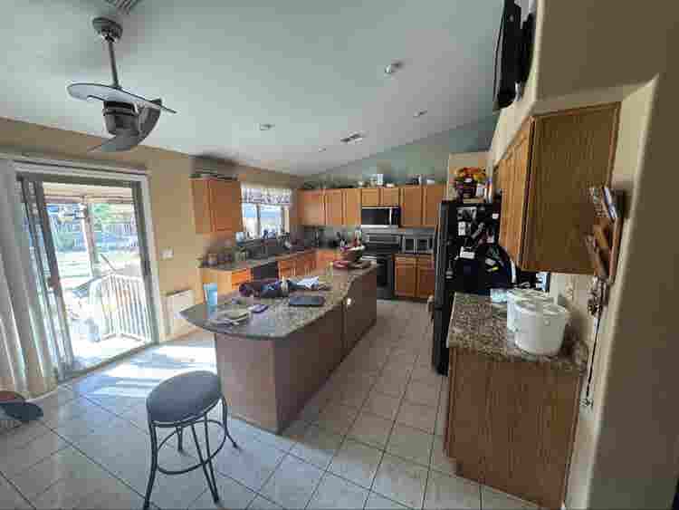 Room up for rent (Pool access)