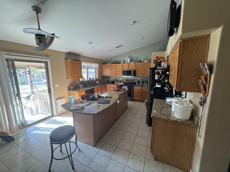 Room up for rent (Pool access)