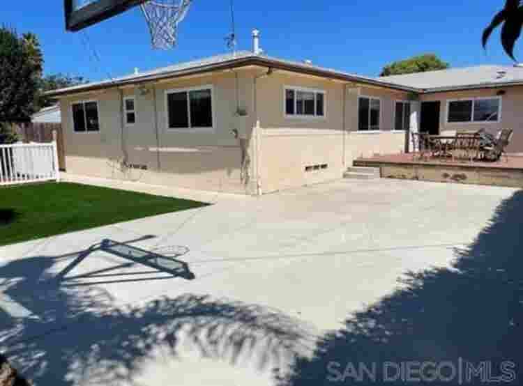 5 minute walk from SDSU campus!