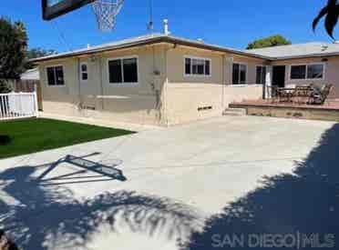 5 minute walk from SDSU campus!