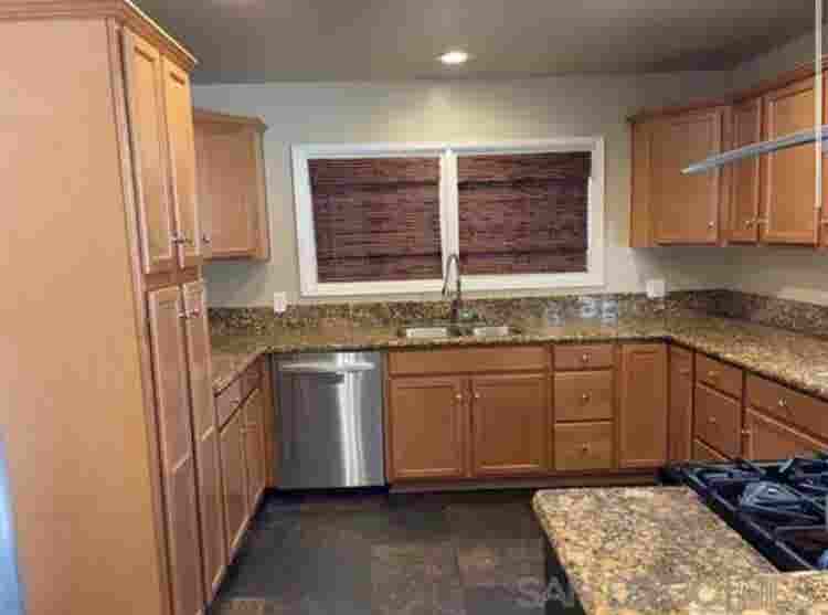 5 minute walk from SDSU campus!