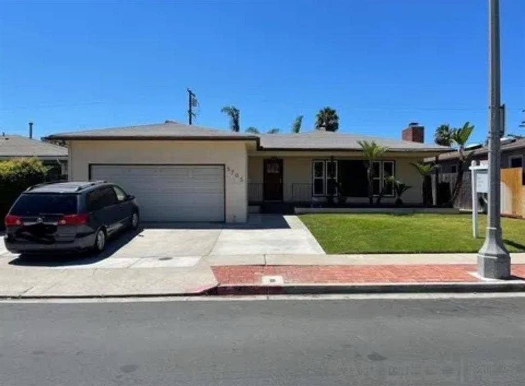 5 minute walk from SDSU campus!