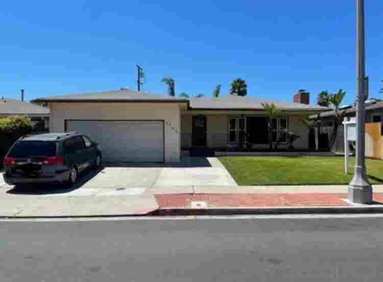 5 minute walk from SDSU campus!