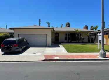 5 minute walk from SDSU campus!