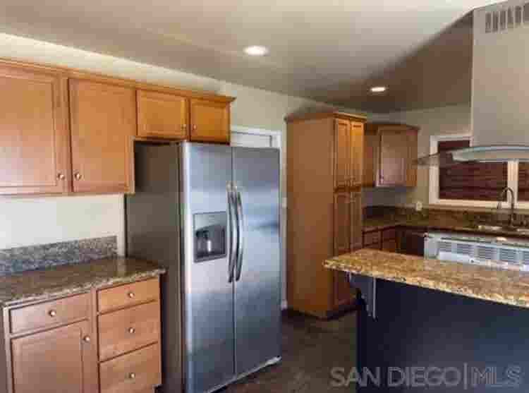 5 minute walk from SDSU campus!
