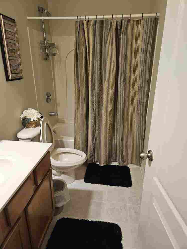 I'm offering a room for rent.