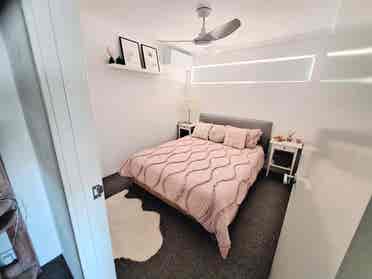 2 x fully furnished rooms available