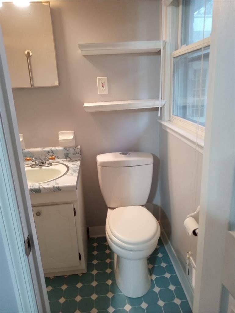Furnished room w private bth