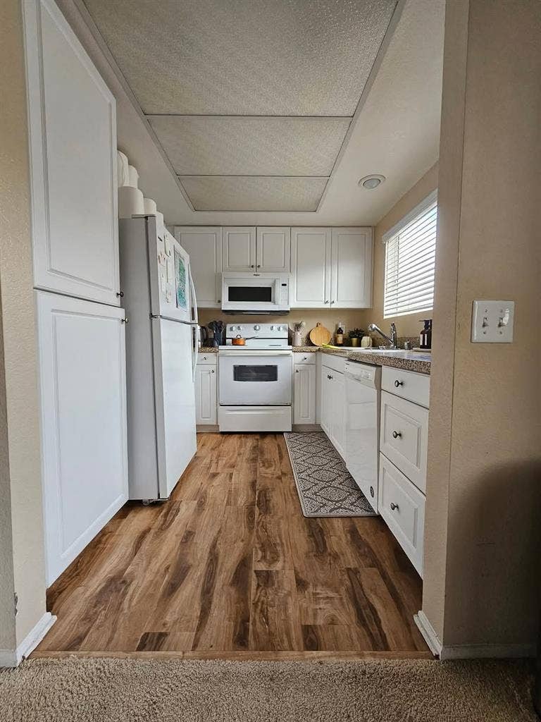 [Looking for a Female Roommate]