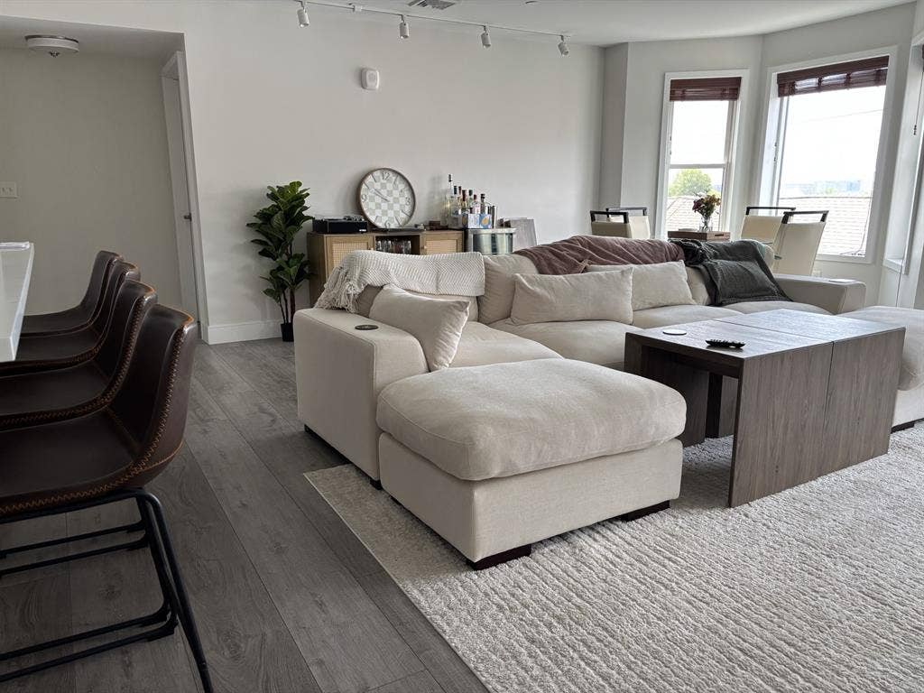 Jeffries Point Room ( Move In)