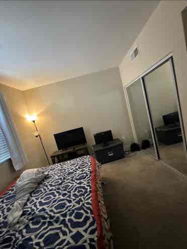 Private/Spacious Room w/ Fast Wi-Fi