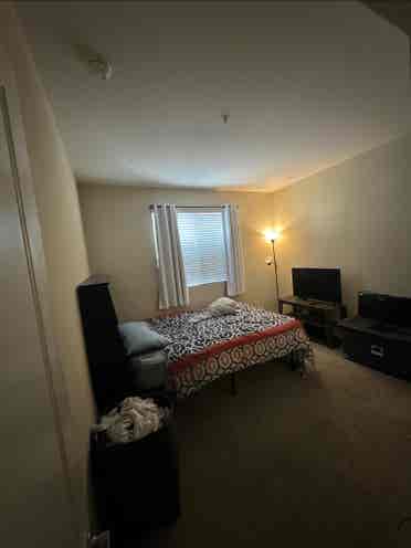 Private/Spacious Room w/ Fast Wi-Fi