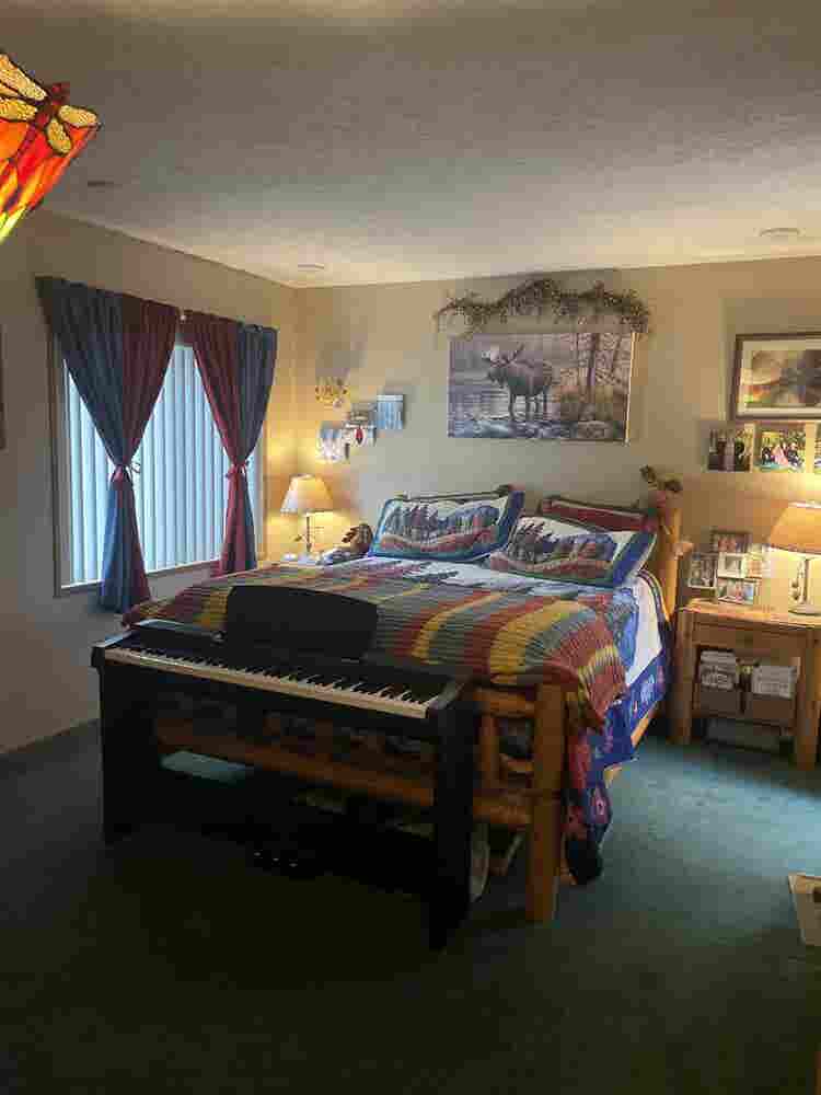 Master bedroom w/bathroom