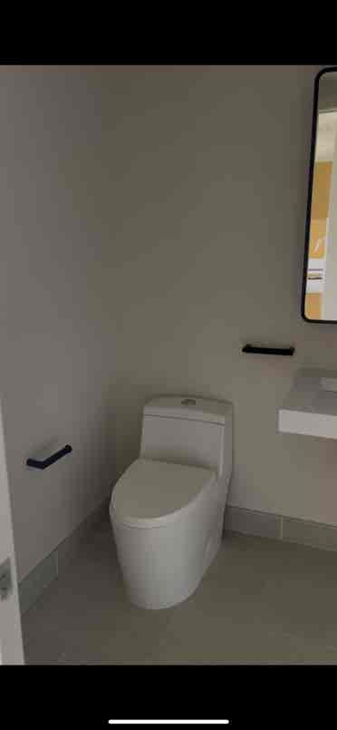 bathroom Highrise
 Apt