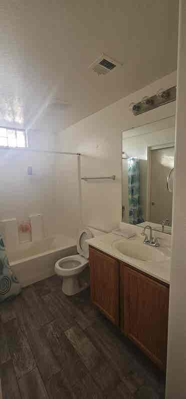 Looking for a roommate (townhouse)