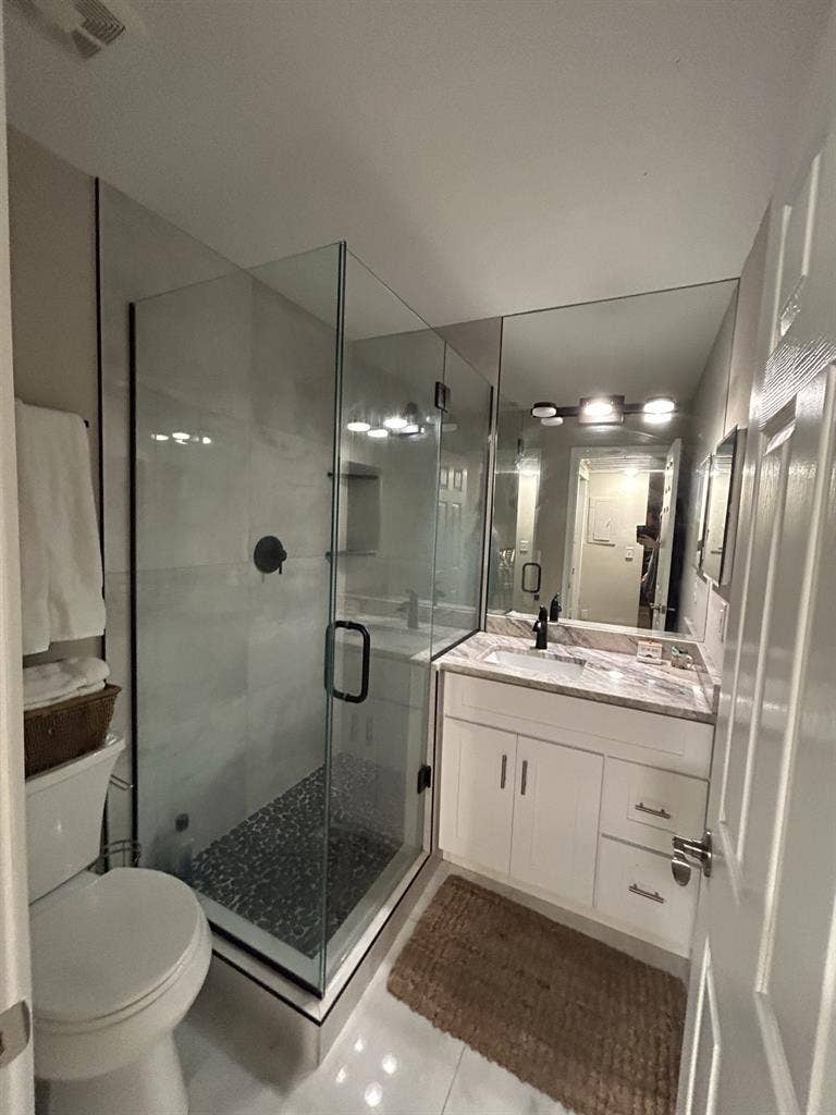 BEDROOM FOR RENT W/BATHROOM