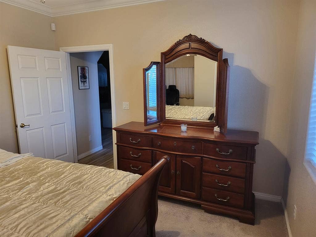 Room w/walk-in closet