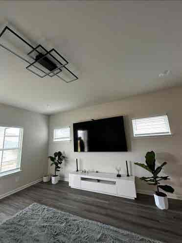 Male roommate wanted