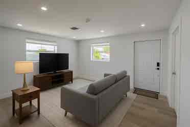 Modern Room for Rent–Move in Ready!