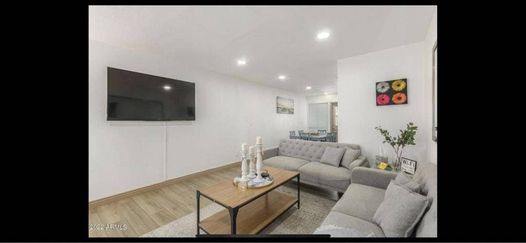 MASTER
ROOM & LIVING SPACE FOR RENT