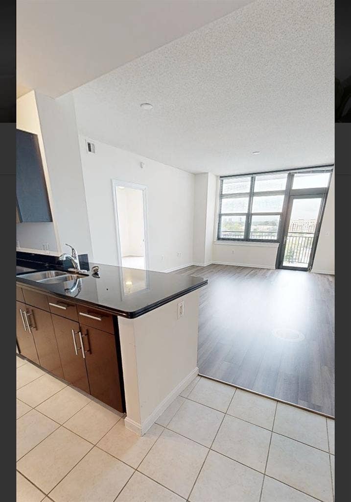 Looking for a female Roommate (b