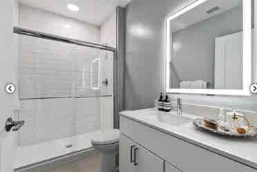 Looking for Roommate Fan District