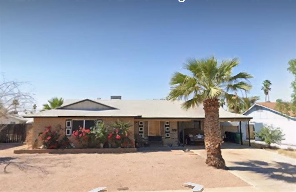 Room for rent w/ pool.