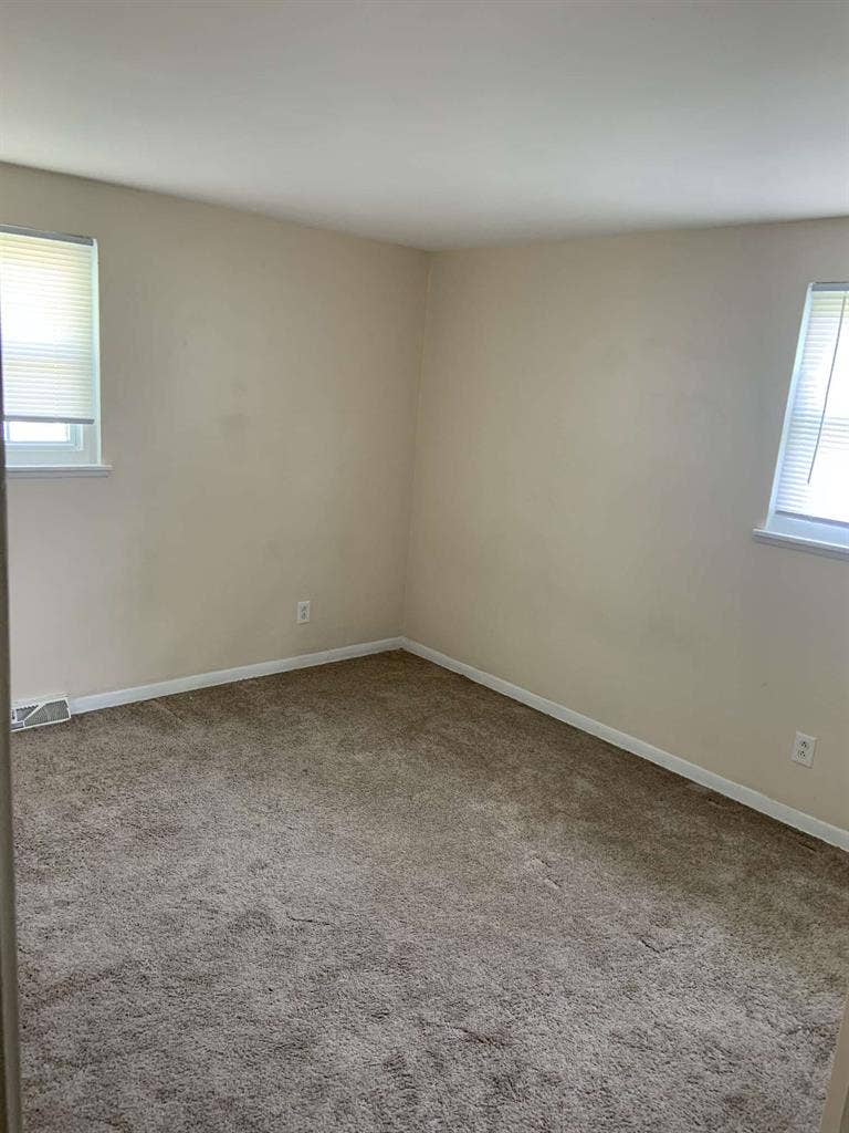 Need 2 F roommates Williamsville