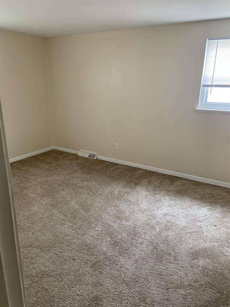 Need 2 F roommates Williamsville