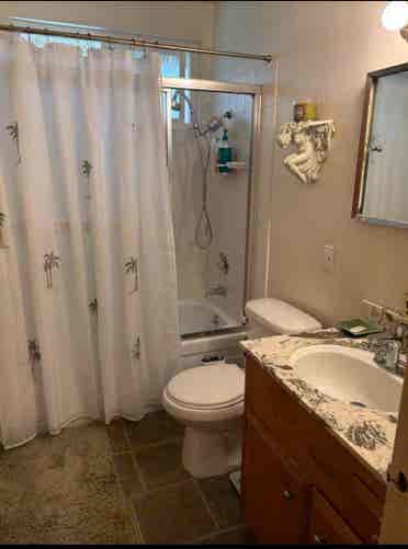 Share Apt East 
Costa Mesa