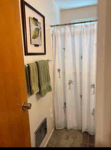Share Apt East 
Costa Mesa
