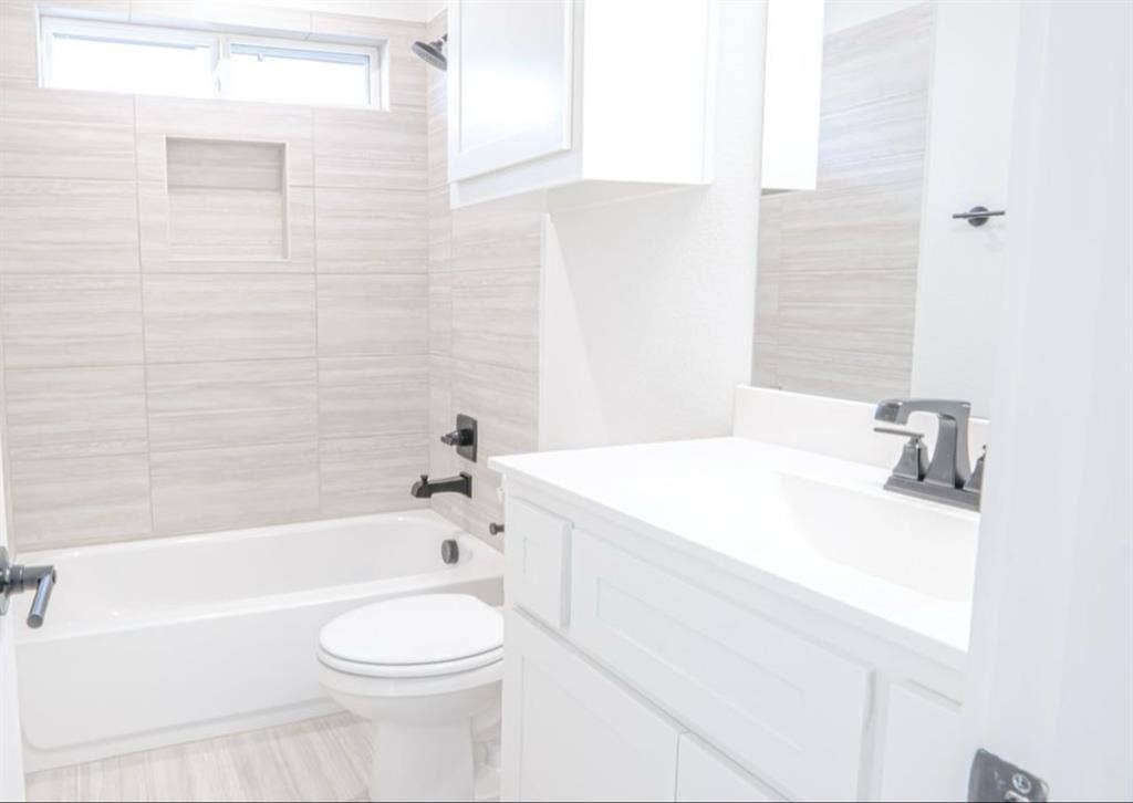 Multiple rooms w/baths for females