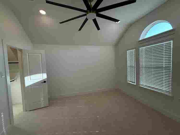 Multiple rooms w/baths for females
