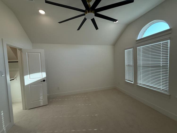 Multiple rooms w/baths for females