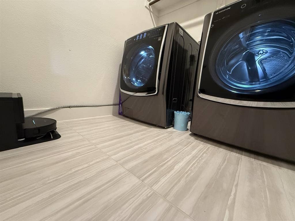 Multiple rooms w/baths for females