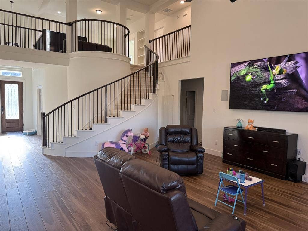 Multiple rooms w/baths for females