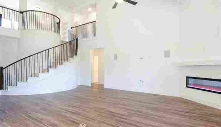 Multiple rooms w/baths for females