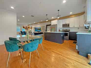 Bright, Spacious w/ En-Suite Ba