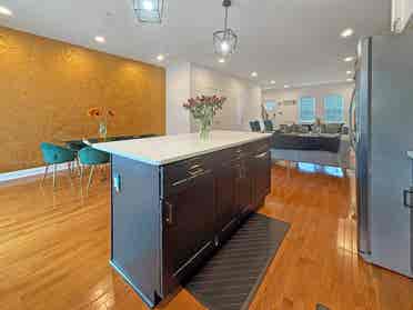 Bright, Spacious w/ En-Suite Ba