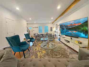 Bright, Spacious w/ En-Suite Ba