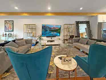 Bright, Spacious w/ En-Suite Ba