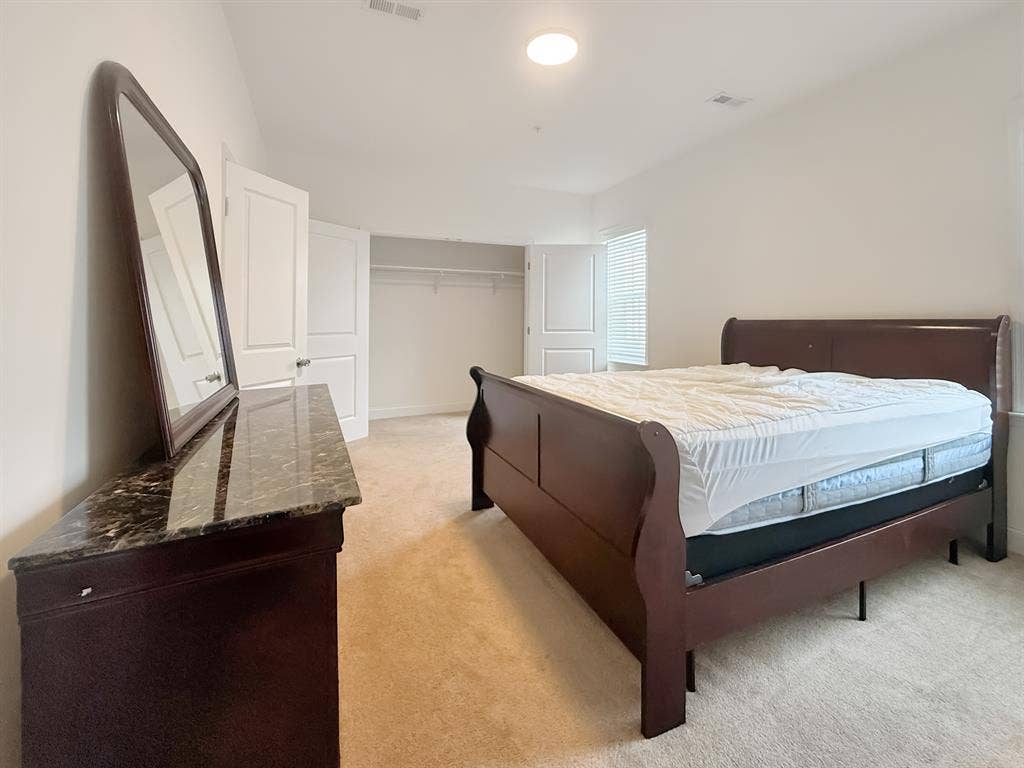 Bright, Spacious w/ En-Suite Ba