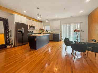 Bright, Spacious w/ En-Suite Ba