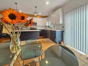 Bright, Spacious w/ En-Suite Ba