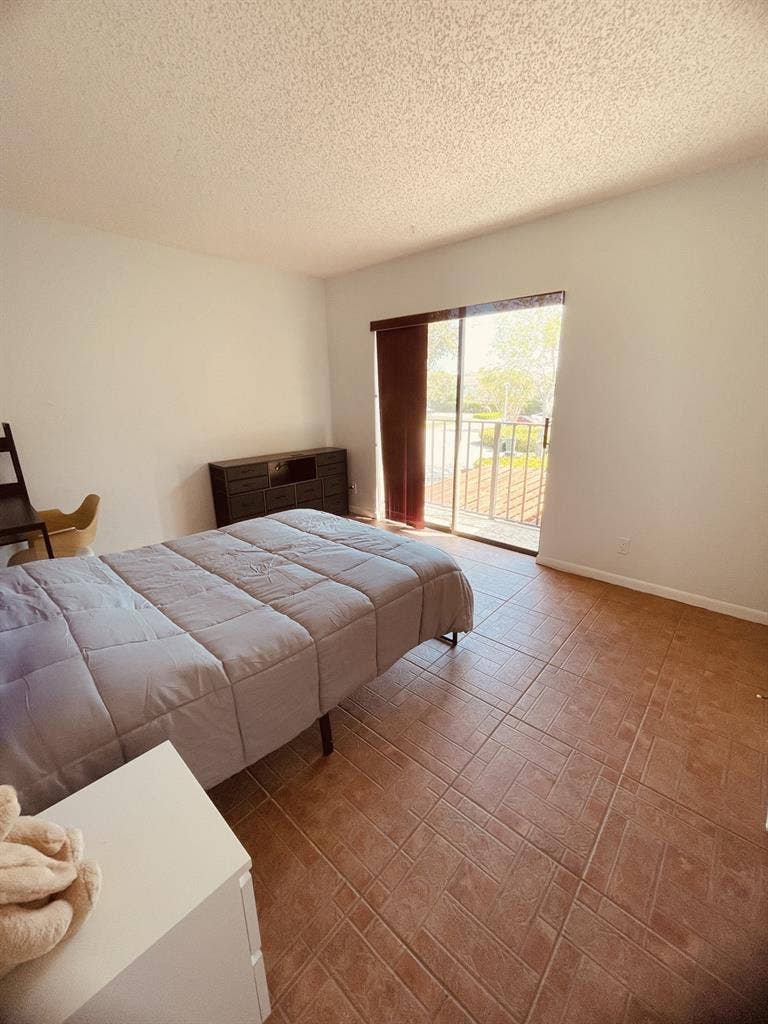 Room for rent in 2-bedroom town