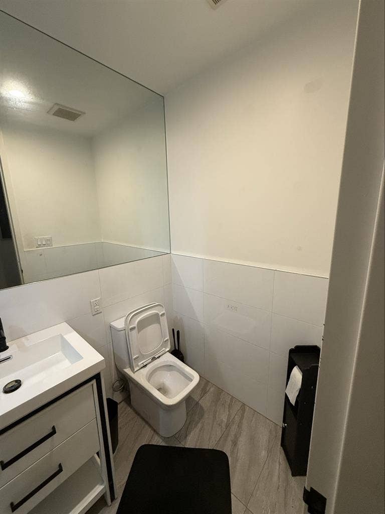 FEMALE WOC ROOMATE NEEDED