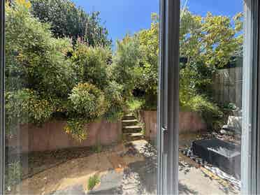 Gorgeous sunny brm w/ bth & garden