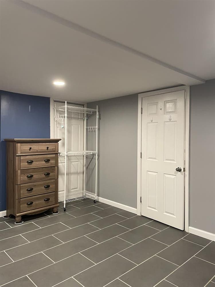 Looking for 
 roommate.